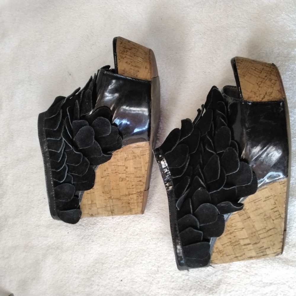 Frilly Wedge - image 2